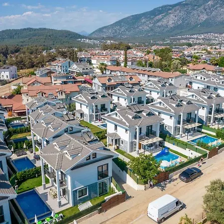 Hisarönü'de 4 Yatak Odalı Villa-villa Petunya *