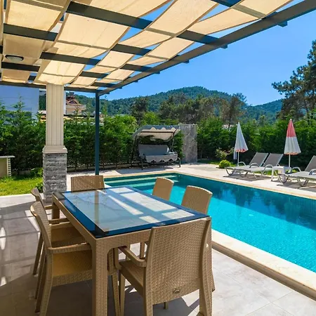 Hisarönü'de 4 Yatak Odalı Villa-villa Petunya