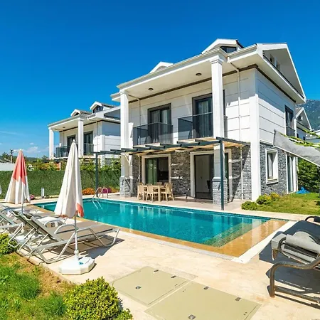 Hisaroenue'de 4 Yatak Odali Villa-villa Bahama Vila