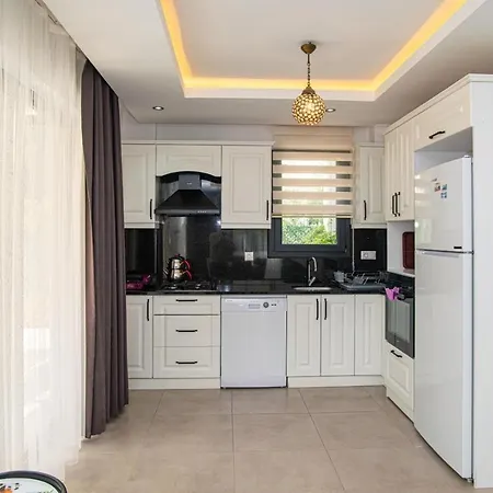 Vila Hisaroenue'de 4 Yatak Odali Villa-villa Bahama *